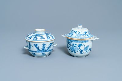 Twee Chinese blauw-witte papkommen met deksels, Kangxi
