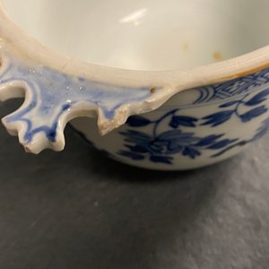 Twee Chinese blauw-witte papkommen met deksels, Kangxi — foto 17