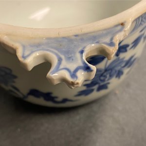 Twee Chinese blauw-witte papkommen met deksels, Kangxi — foto 18