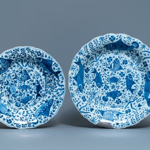 Twee Chinese blauw-witte plooischotels en een paar borden met vissen en krabben, Kangxi — foto 2