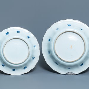 Twee Chinese blauw-witte plooischotels en een paar borden met vissen en krabben, Kangxi — foto 3