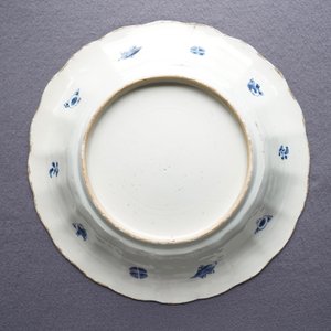 Twee Chinese blauw-witte plooischotels en een paar borden met vissen en krabben, Kangxi — foto 9