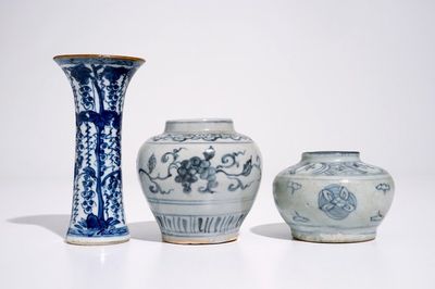 Twee Chinese blauw-witte potjes, Ming en een bekervaasje, Kangxi