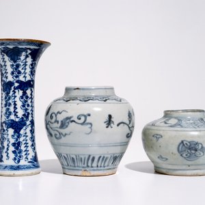Twee Chinese blauw-witte potjes, Ming en een bekervaasje, Kangxi — foto 2