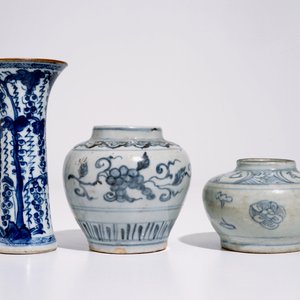 Twee Chinese blauw-witte potjes, Ming en een bekervaasje, Kangxi — foto 3