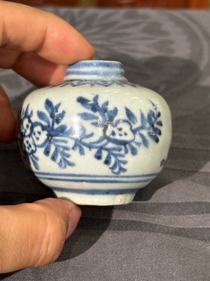 Twee Chinese blauw-witte potten, een stem cup, een kom en een wierookvat, Chenghua merk, Ming — foto 12