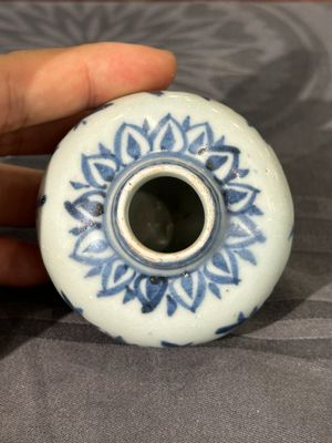 Twee Chinese blauw-witte potten, een stem cup, een kom en een wierookvat, Chenghua merk, Ming — foto 13