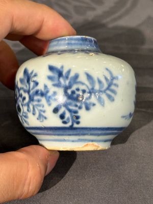 Twee Chinese blauw-witte potten, een stem cup, een kom en een wierookvat, Chenghua merk, Ming — foto 16