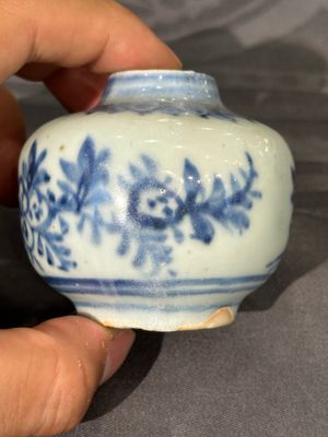 Twee Chinese blauw-witte potten, een stem cup, een kom en een wierookvat, Chenghua merk, Ming — foto 18