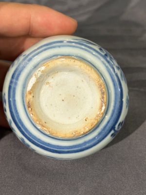 Twee Chinese blauw-witte potten, een stem cup, een kom en een wierookvat, Chenghua merk, Ming — foto 20