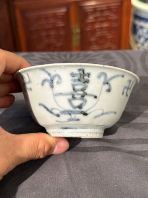 Twee Chinese blauw-witte potten, een stem cup, een kom en een wierookvat, Chenghua merk, Ming — foto 2