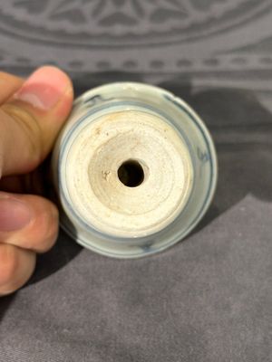 Twee Chinese blauw-witte potten, een stem cup, een kom en een wierookvat, Chenghua merk, Ming — foto 26