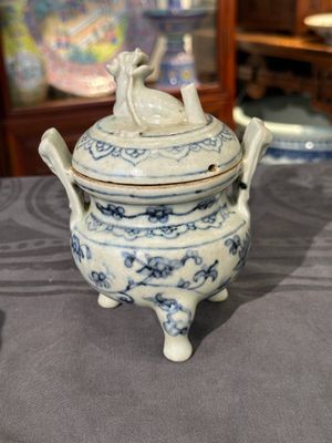 Twee Chinese blauw-witte potten, een stem cup, een kom en een wierookvat, Chenghua merk, Ming — foto 27