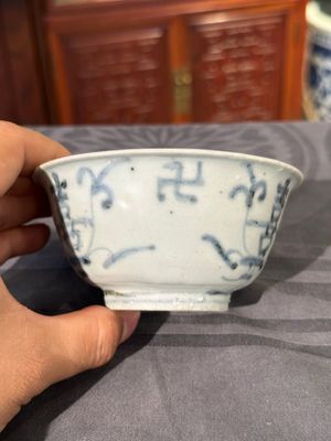 Twee Chinese blauw-witte potten, een stem cup, een kom en een wierookvat, Chenghua merk, Ming — foto 3