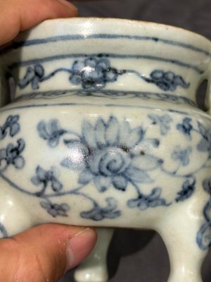 Twee Chinese blauw-witte potten, een stem cup, een kom en een wierookvat, Chenghua merk, Ming — foto 39