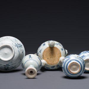 Twee Chinese blauw-witte potten, een stem cup, een kom en een wierookvat, Chenghua merk, Ming — foto 3