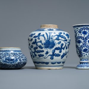 Twee Chinese blauw-witte potten en een beker, Kangxi/Yongzheng — foto 5