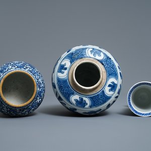 Twee Chinese blauw-witte potten en een beker, Kangxi/Yongzheng — foto 6