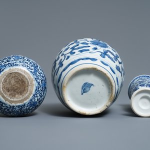 Twee Chinese blauw-witte potten en een beker, Kangxi/Yongzheng — foto 7