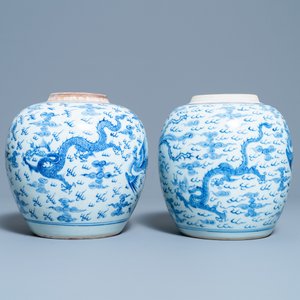 Twee Chinese blauw-witte potten met draken en feniksen, Yongzheng — foto 3