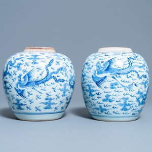 Twee Chinese blauw-witte potten met draken en feniksen, Yongzheng — foto 4