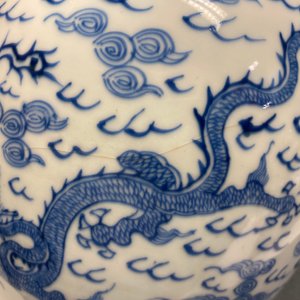 Twee Chinese blauw-witte potten met draken en feniksen, Yongzheng — foto 7