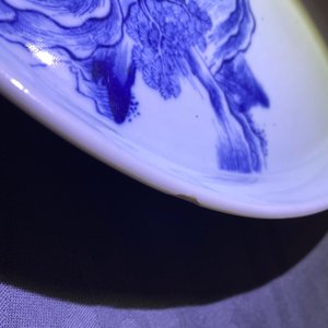 Twee Chinese blauw-witte 'rivierlandschap' schotels, Kangxi/Yongzheng — foto 4