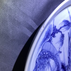 Twee Chinese blauw-witte 'rivierlandschap' schotels, Kangxi/Yongzheng — foto 6