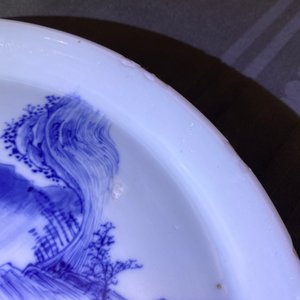 Twee Chinese blauw-witte 'rivierlandschap' schotels, Kangxi/Yongzheng — foto 9