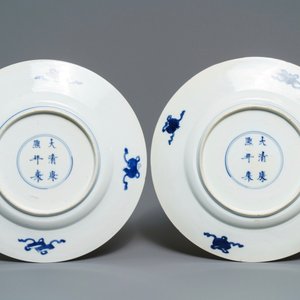 Twee Chinese blauw-witte 'Romance of the Western chamber' borden, Kangxi merk en periode — foto 2