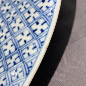 Twee Chinese blauw-witte 'Romance of the Western chamber' borden, Kangxi merk en periode — foto 3