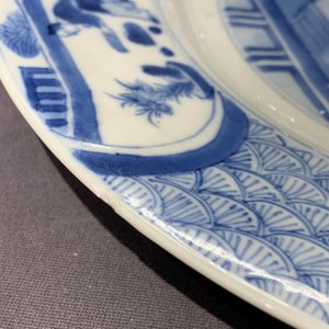 Twee Chinese blauw-witte 'Romance of the Western chamber' borden, Kangxi merk en periode — foto 4