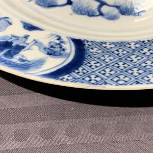 Twee Chinese blauw-witte 'Romance of the Western chamber' borden, Kangxi merk en periode — foto 8
