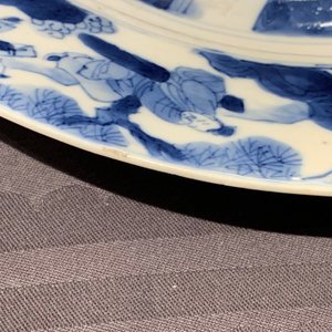 Twee Chinese blauw-witte 'Romance of the Western chamber' borden, Kangxi merk en periode — foto 9