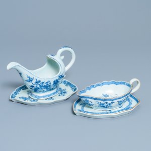 Twee Chinese blauw-witte sauskommen op onderschotels, Qianlong — foto 1