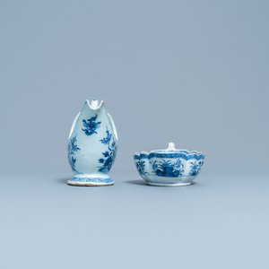 Twee Chinese blauw-witte sauskommen op onderschotels, Qianlong — foto 5