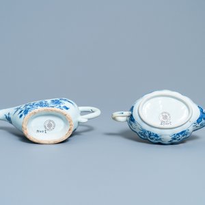 Twee Chinese blauw-witte sauskommen op onderschotels, Qianlong — foto 7
