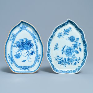 Twee Chinese blauw-witte sauskommen op onderschotels, Qianlong — foto 9