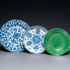 Twee Chinese blauw-witte schotels en een monochroom groen bord, Kangxi — foto 1