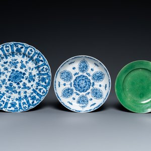 Twee Chinese blauw-witte schotels en een monochroom groen bord, Kangxi — foto 2
