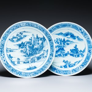 Twee Chinese blauw-witte schotels met berglandschappen, 19e eeuw — foto 1