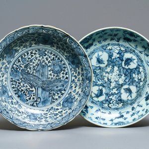 Twee Chinese blauw-witte schotels met een pauw en met vissen, Hongzhi — foto 1