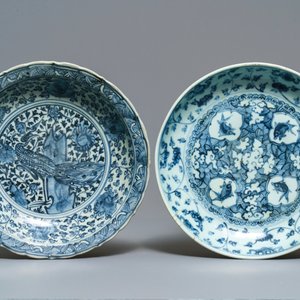 Twee Chinese blauw-witte schotels met een pauw en met vissen, Hongzhi — foto 2