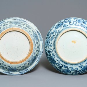 Twee Chinese blauw-witte schotels met een pauw en met vissen, Hongzhi — foto 3