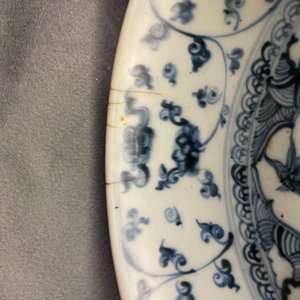 Twee Chinese blauw-witte schotels met een pauw en met vissen, Hongzhi — foto 9