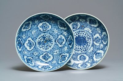 Twee Chinese blauw-witte schotels met floraal decor, Hongzhi