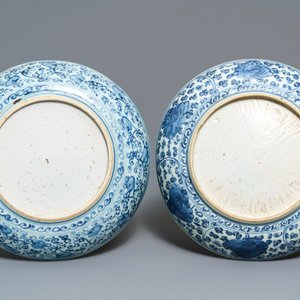 Twee Chinese blauw-witte schotels met floraal decor, Hongzhi — foto 3