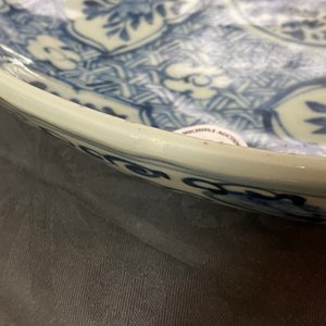 Twee Chinese blauw-witte schotels met floraal decor, Hongzhi — foto 5