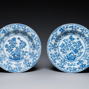 Twee Chinese blauw-witte schotels met floraal decor, Kangxi — foto 1