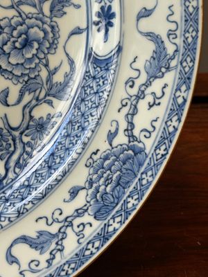 Twee Chinese blauw-witte schotels met floraal decor, Yongzheng — foto 13